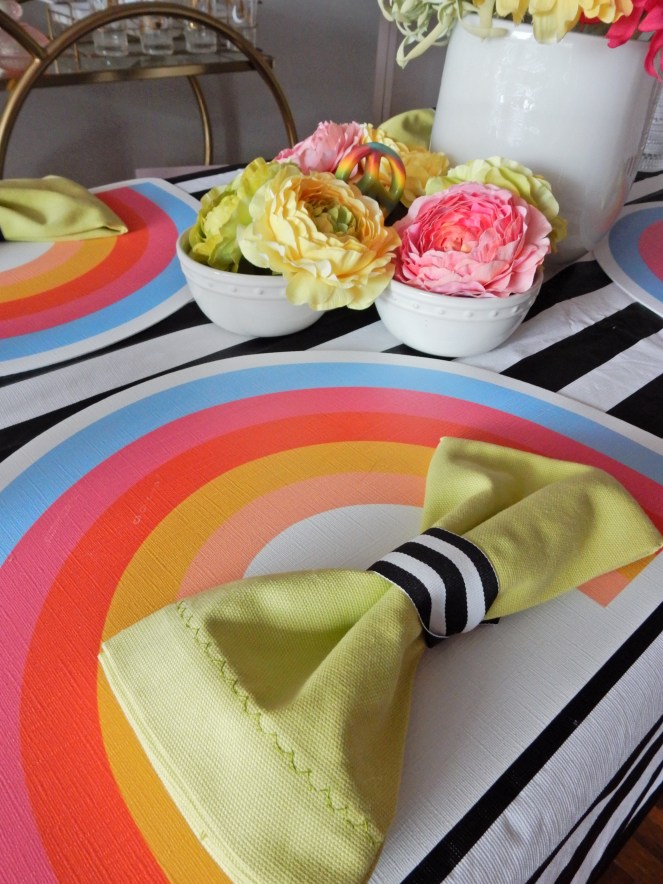 How to decorate tastefully with rainbows
